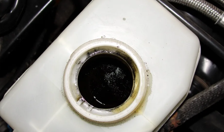 Как понять, что тормозную жидкость пора менять: 3 верных признака без покупки электронного тестера