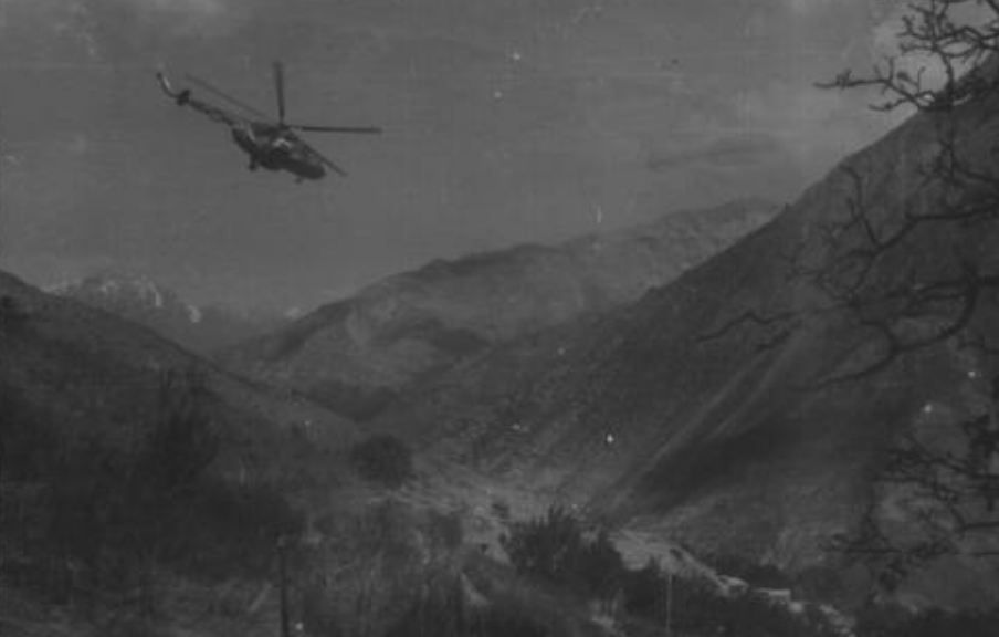 Вертолет с грузом готовится к посадке на "точке" советских пограничников в Афганистане