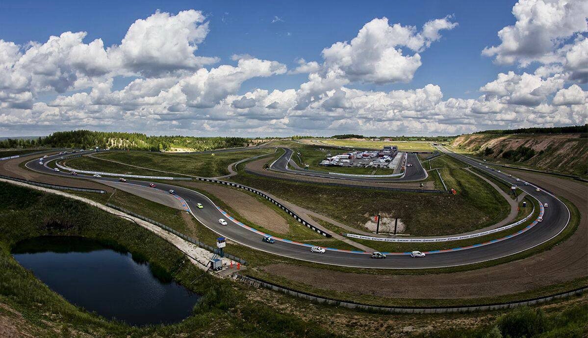 Уже этим летом в Казани появится возможность оказаться внутри гоночного электрокара, созданного по технологиям уровня Formula 1 в роли второго пилота. Ранее в Татарстане такого опыта не было и ему нет аналогов. 
Все будет проходить на автодроме KazanRing Canyon — на одной из самых технологичных гоночных трасс России: трек с перепадами высот, скоростными связками и сложной конфигурацией, где важна не только скорость, но и точность .

Каждый участник заезда оказывается в автомобиле вместе с профессиональным пилотом и проходит KazanRing Canyon в боевом темпе, как в сцене из автоспортивного фильма. Все эти моменты снимаются в динамике с разных ракурсов: на шлеме, внутри гиперкара и по периметру площадки. После заезда все материалы передаются новоиспеченным пилотам!

И здесь ключевую роль играет сам парк новейших XIAOMI SU7 Ultra: электрические болиды с мощностью более 1500 л.с. и разгоном до 100 км/ч за 2 секунды. Мгновенный отклик дает эмоции, которые невозможно получить в обычной жизни. 

Если вы давно искали что-то, что действительно выбивает из привычного — следите за новостями и открытием дат. Количество участников на каждый день строго лимитированно. 

Официальный сайт: xiaomitrack.ru
Запись и информация: +7 (929) 589-82-22
