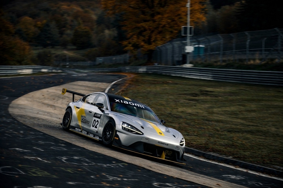 Уже этим летом в Казани появится возможность оказаться внутри гоночного электрокара, созданного по технологиям уровня Formula 1 в роли второго пилота. Ранее в Татарстане такого опыта не было и ему нет аналогов. 
Все будет проходить на автодроме KazanRing Canyon — на одной из самых технологичных гоночных трасс России: трек с перепадами высот, скоростными связками и сложной конфигурацией, где важна не только скорость, но и точность .

Каждый участник заезда оказывается в автомобиле вместе с профессиональным пилотом и проходит KazanRing Canyon в боевом темпе, как в сцене из автоспортивного фильма. Все эти моменты снимаются в динамике с разных ракурсов: на шлеме, внутри гиперкара и по периметру площадки. После заезда все материалы передаются новоиспеченным пилотам!

И здесь ключевую роль играет сам парк новейших XIAOMI SU7 Ultra: электрические болиды с мощностью более 1500 л.с. и разгоном до 100 км/ч за 2 секунды. Мгновенный отклик дает эмоции, которые невозможно получить в обычной жизни. 

Если вы давно искали что-то, что действительно выбивает из привычного — следите за новостями и открытием дат. Количество участников на каждый день строго лимитированно. 

Официальный сайт: xiaomitrack.ru
Запись и информация: +7 (929) 589-82-22
