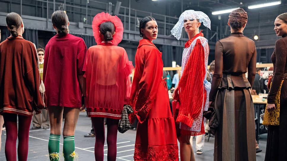 Неделя моды в Санкт-Петербурге / St. Petersburg Fashion Week в пространстве Новой сцены Александринского театра. Модели во время подготовки к показу.📷Фото: Алексей Смагин / Коммерсантъ