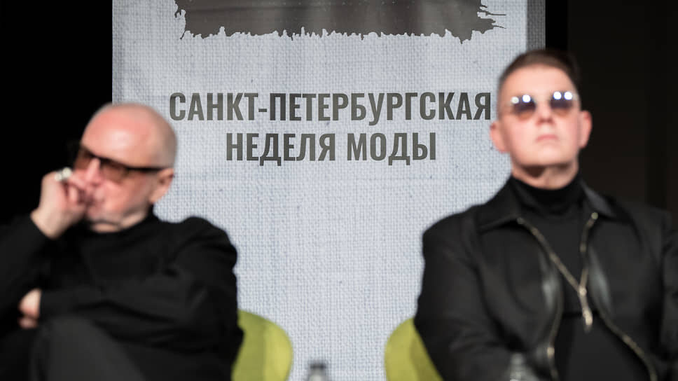 Художественный руководитель St. Petersburg Fashion Week Никита Кондрушенко (слева), креативный директор холдинга FABRIC FANCY Сергей Хромченков (справа) во время пресс-конференции.📷Фото: Алексей Смагин / Коммерсантъ