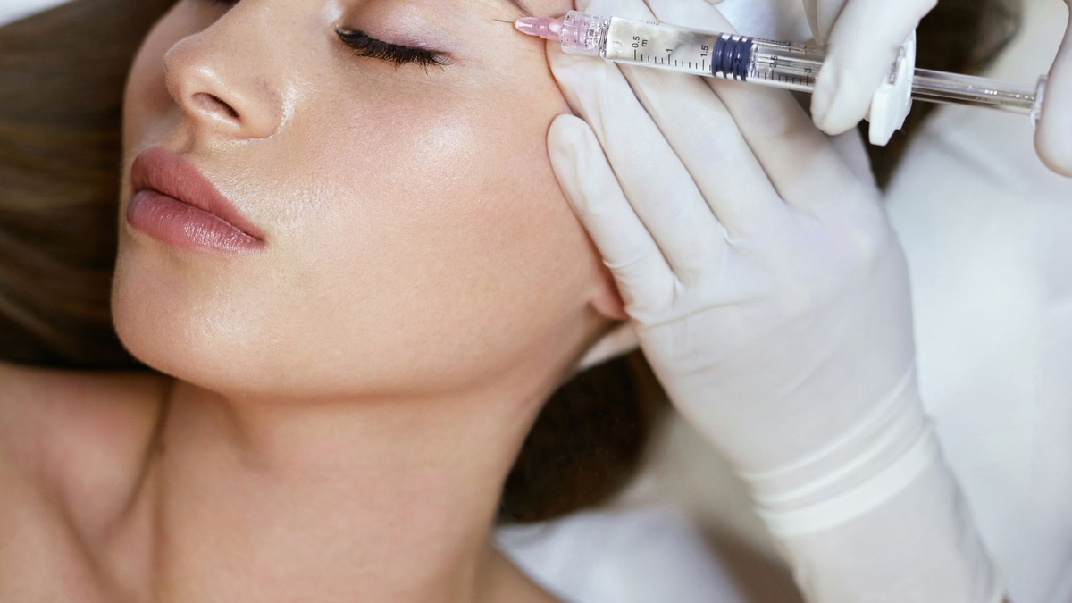 Гиалуроновая кислота в составе биоревитализанта не просто увлажняет — она создаёт в дерме среду, в которой кожа сама запускает процессы восстановления: синтез коллагена, микроциркуляцию, обновление клеток.