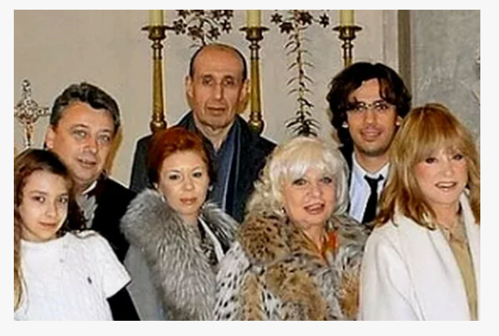 Родители Михаила, его дочь, теща и ее клан