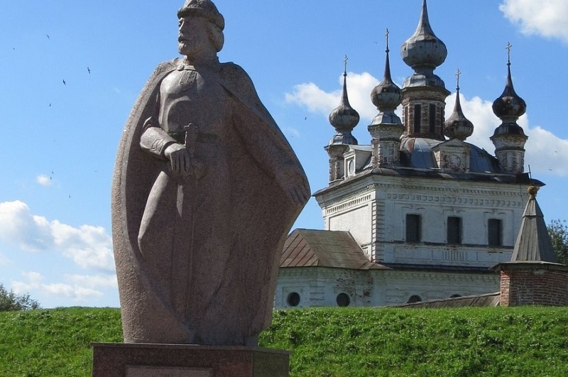Памятник Юрию Долгорукому в Юрьеве.