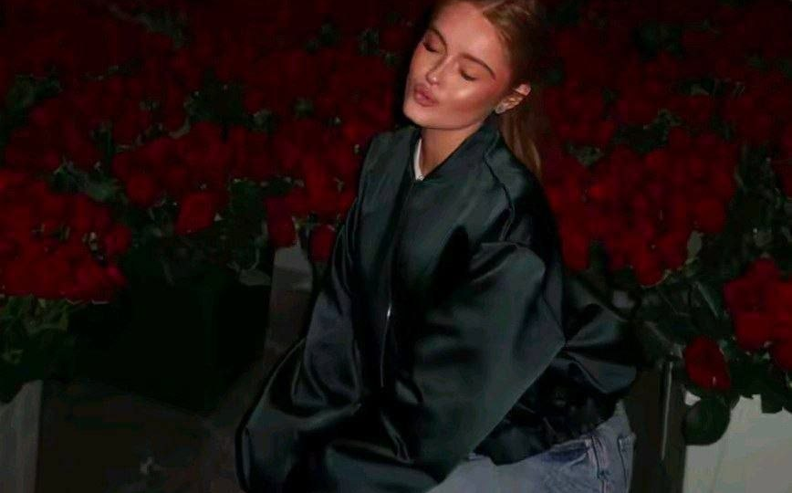 Розы на 70 млн рублей вывезли из московского ЖК. Девушке не понравился цвет роз.