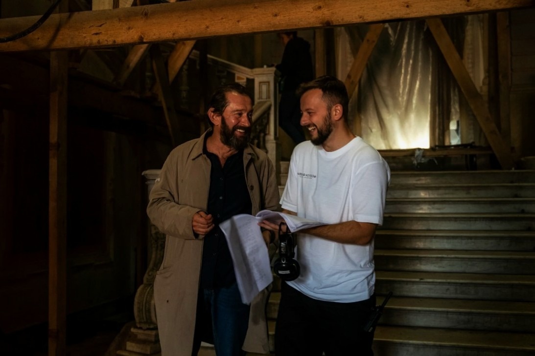 Они просят лед для воды и чистую рубашку. А эти "сериальные герои" требуют массажные кресла и личных поваров.
