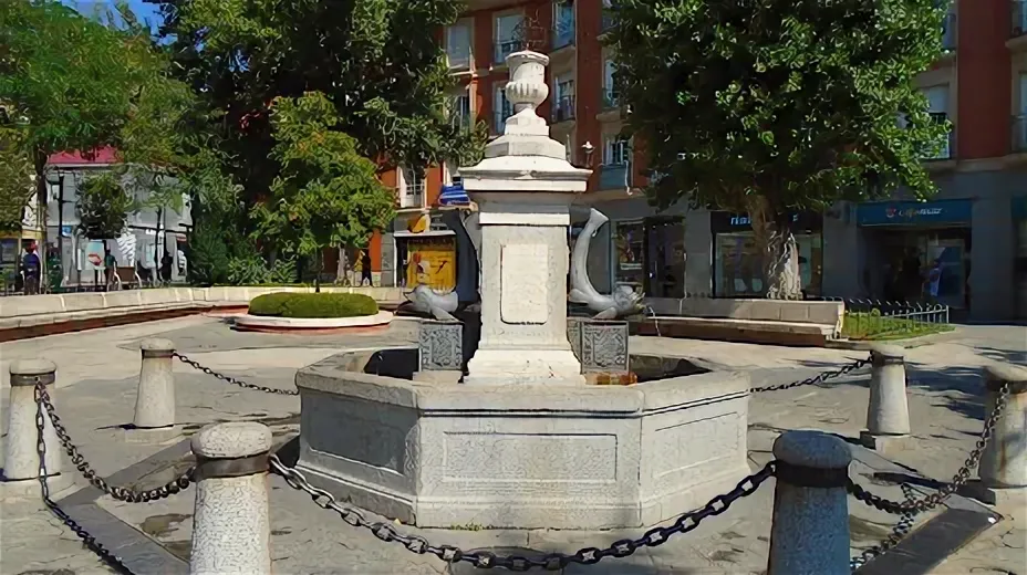 Фонтан "Рыбы" в испанском городке Мостолес, возле которого сфотографировались герои романа "Три раны". Фото сайта https://ru.2markers.com