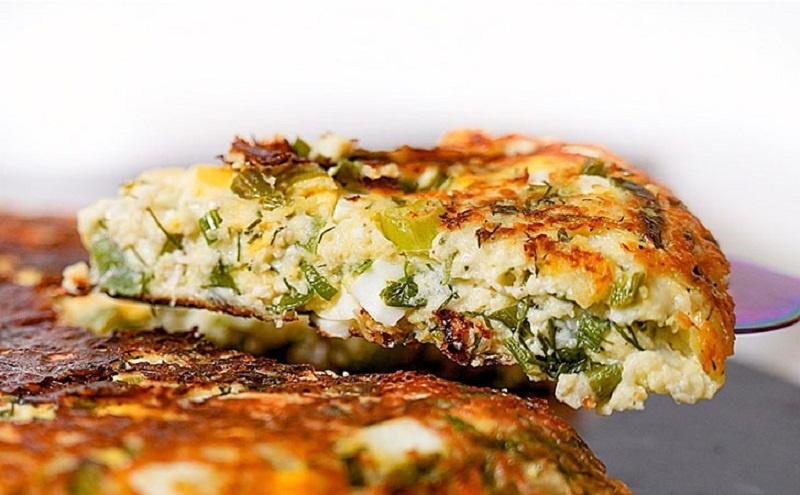 Пирог-сырник с зеленью: рецепт белкового завтрака без лишних хлопот