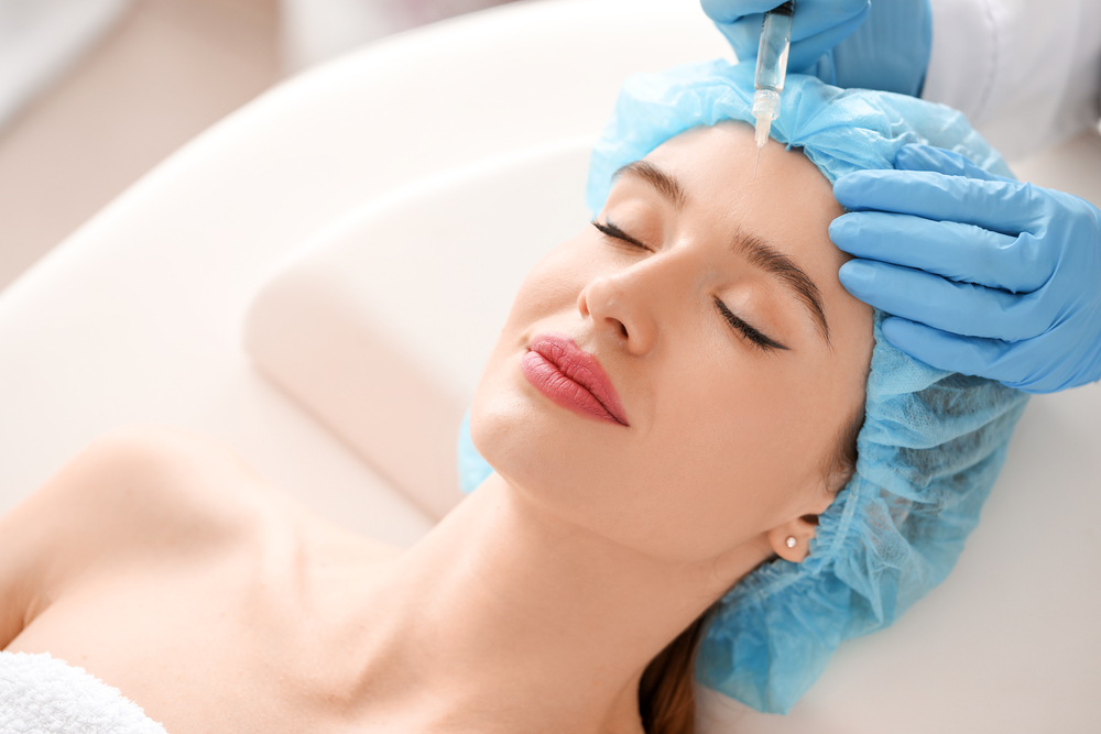 Revi Strong отдаёт активные компоненты постепенно — поэтому эффект держится дольше, а кожа получает мягкую поддержку вместо резкой стимуляции.