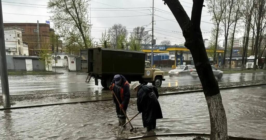 В Саратове после ливня коммунальщики борются с потопом с помощью лопат
