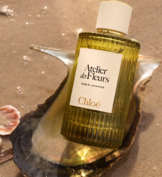 Аромат создан парфюмером Квентином Бишем. Он менее сладкий и более минеральный, чем многие другие лавандовые композиции, с акцентом на свежесть и сухость. Подходит для тёплого времени года, но раскрывается интересно и в прохладную погоду.