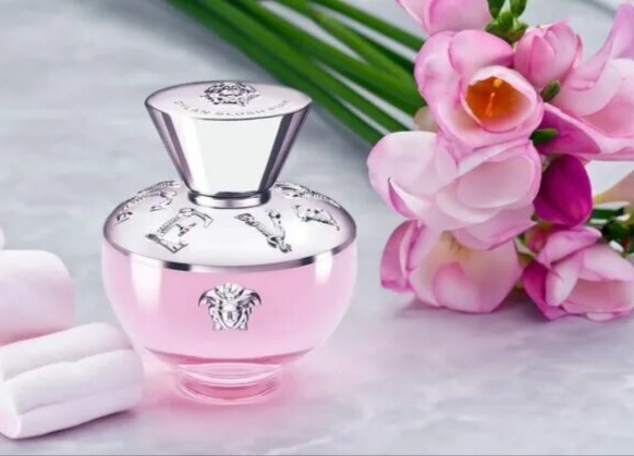 Творение знаменитого Оливье Креспа, парфюм поступил в продажу с 1 февраля 2026 Аромат воплотил в себе нежно-розовое сияние сумерек - легкий, лучистый, женственный. 