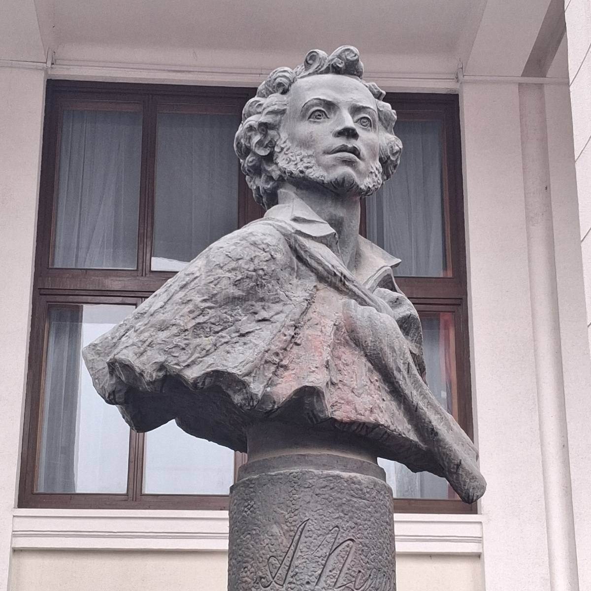 Памятник А. С. Пушкину у здания Нижегородского оперного театра его имени. Фото автора.  