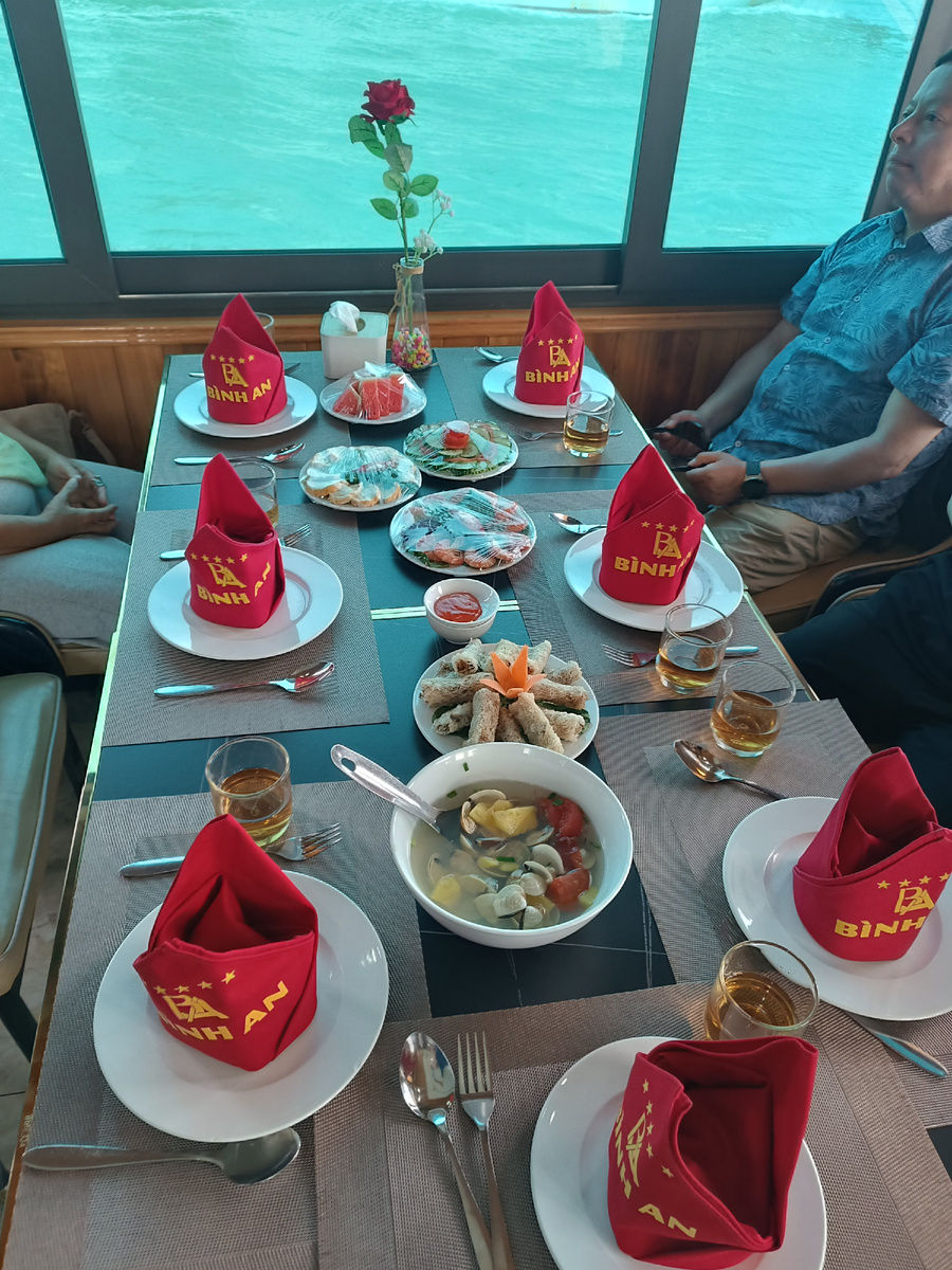 Стол перед началом обеденной трапезы