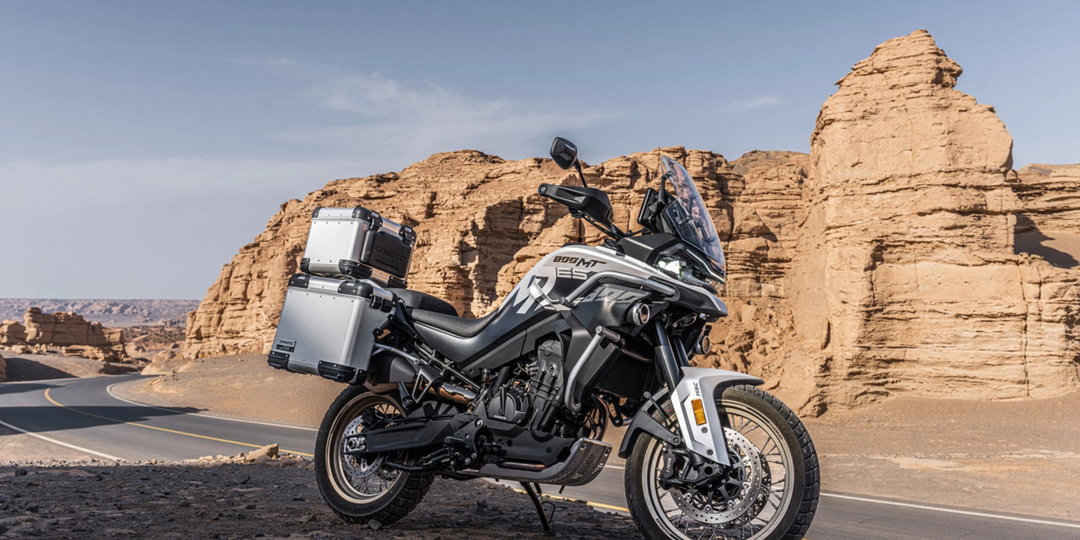 CFMoto расширяет линейку туристических мотоциклов 800MT новой моделью ES с полуактивной электронной подвеской KYB