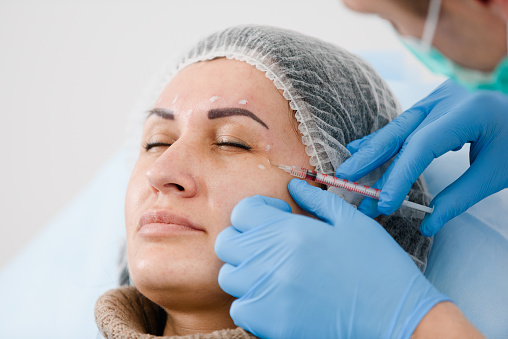 Кожа век в несколько раз тоньше остальной кожи лица, быстрее теряет влагу и первой реагирует отёками и тёмными кругами — поэтому для этой зоны нужен отдельный препарат, а не универсальный биоревитализант.