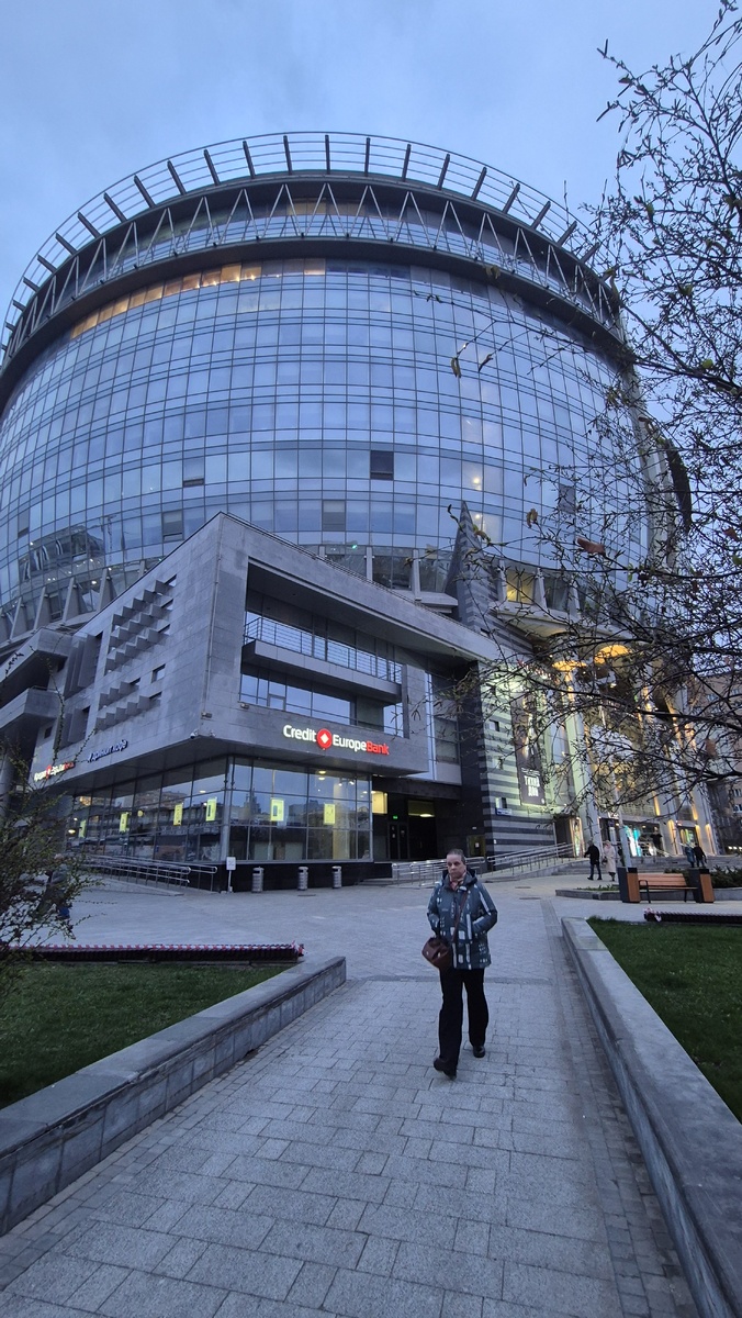 Современное здание выполнено в стиле модерн