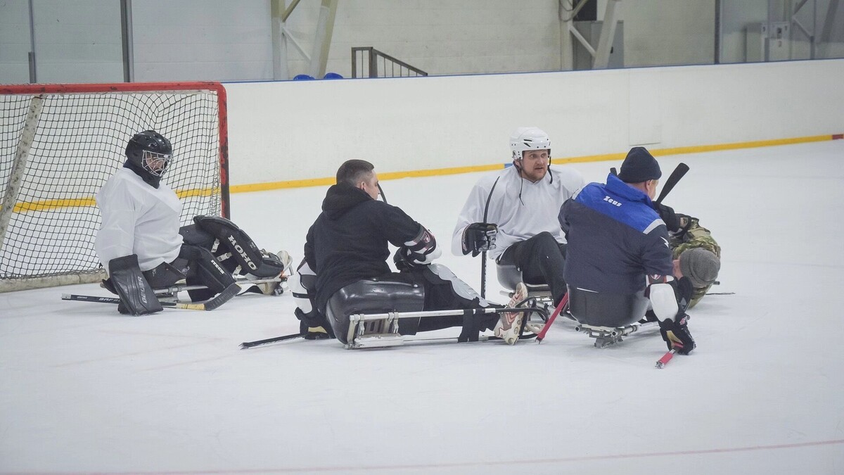    Участники СВО занимаются следж-хоккеем в Волгограде   novostivolgograda.ru