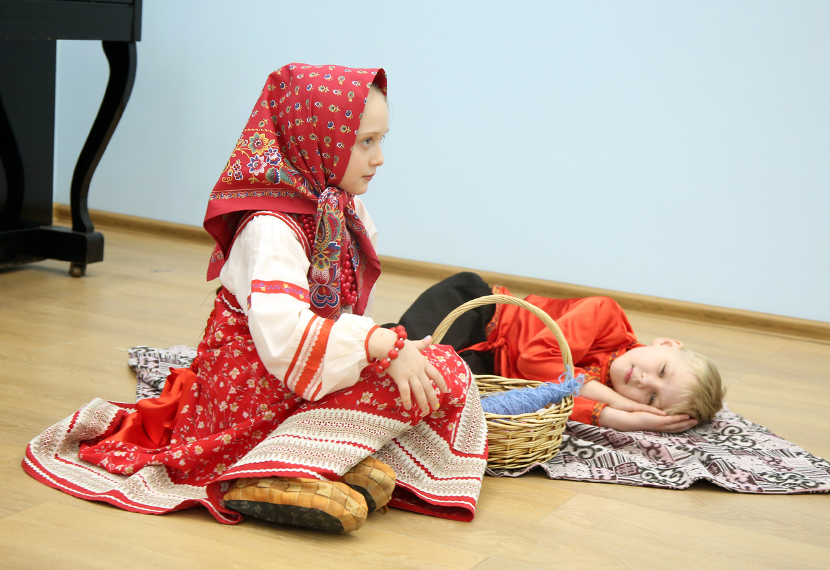 Сказка «Гуси-лебеди» в Воскресной школе. Я играю Машеньку. 