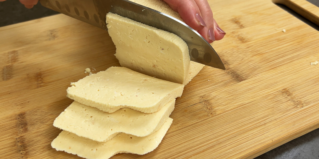 Нежнее, чем в магазине: мой любимый рецепт домашнего сыра, который тает во рту