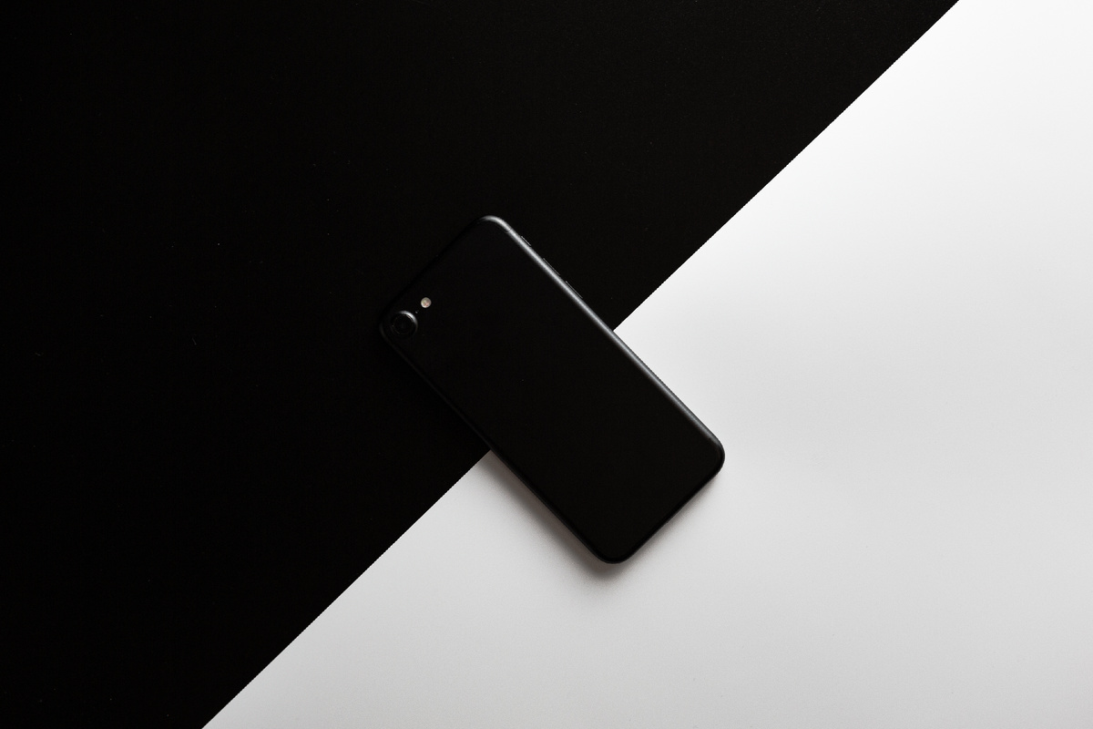 https://ru.freepik.com/free-photo/black-smartphone-office-desk