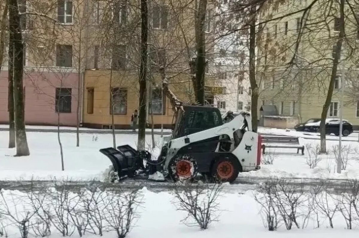    Дороги и тротуары города начали очищать от снега.