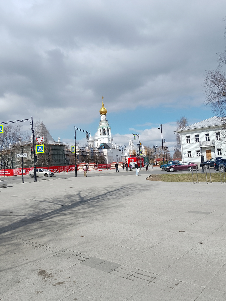 Тучи то позволяют солнцу показаться, то прячут его, фото автора 