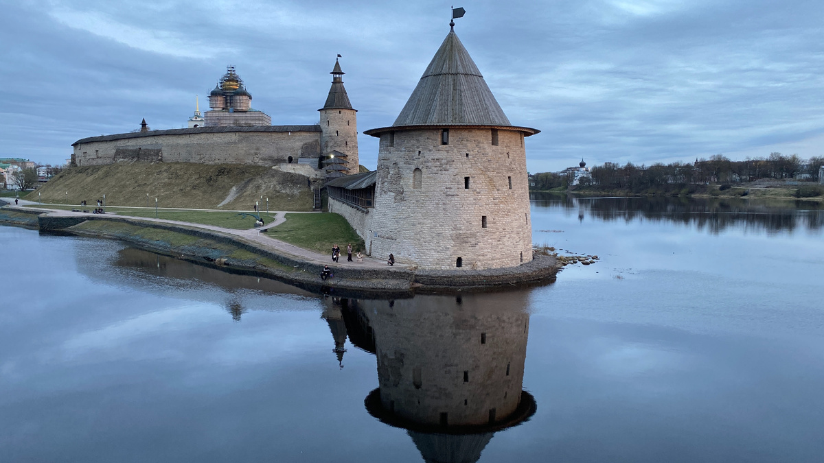 Псковский Кром (кремль). Место слияния рек Псковы и Великой.