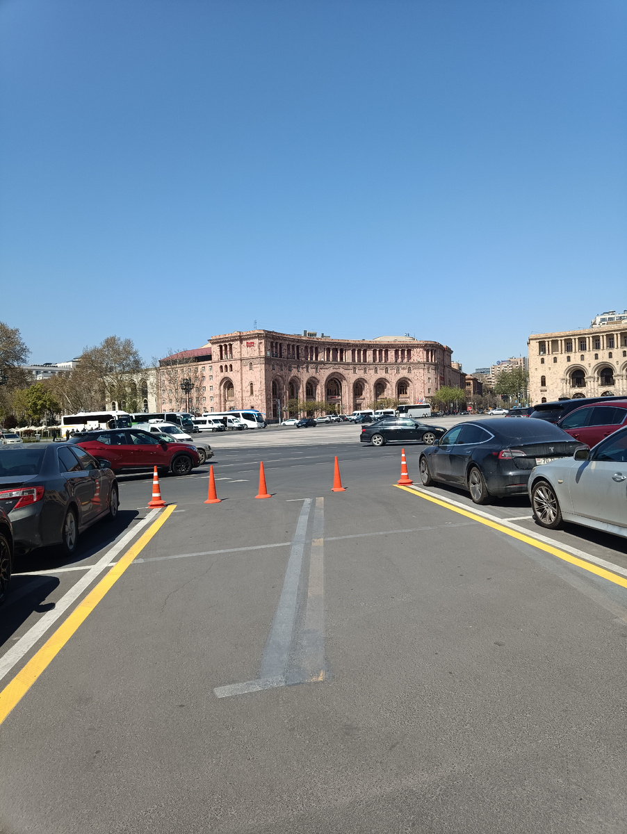 Подходим к площади Республики