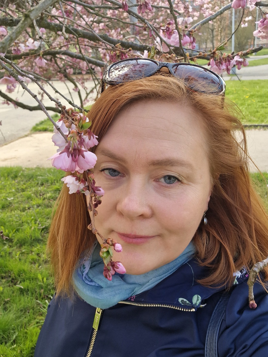 это я, но, представьте, год назад. В этом году не успела селфи сделать. Зато есть аж целая фотосессия под сакурой, очень жду фото)