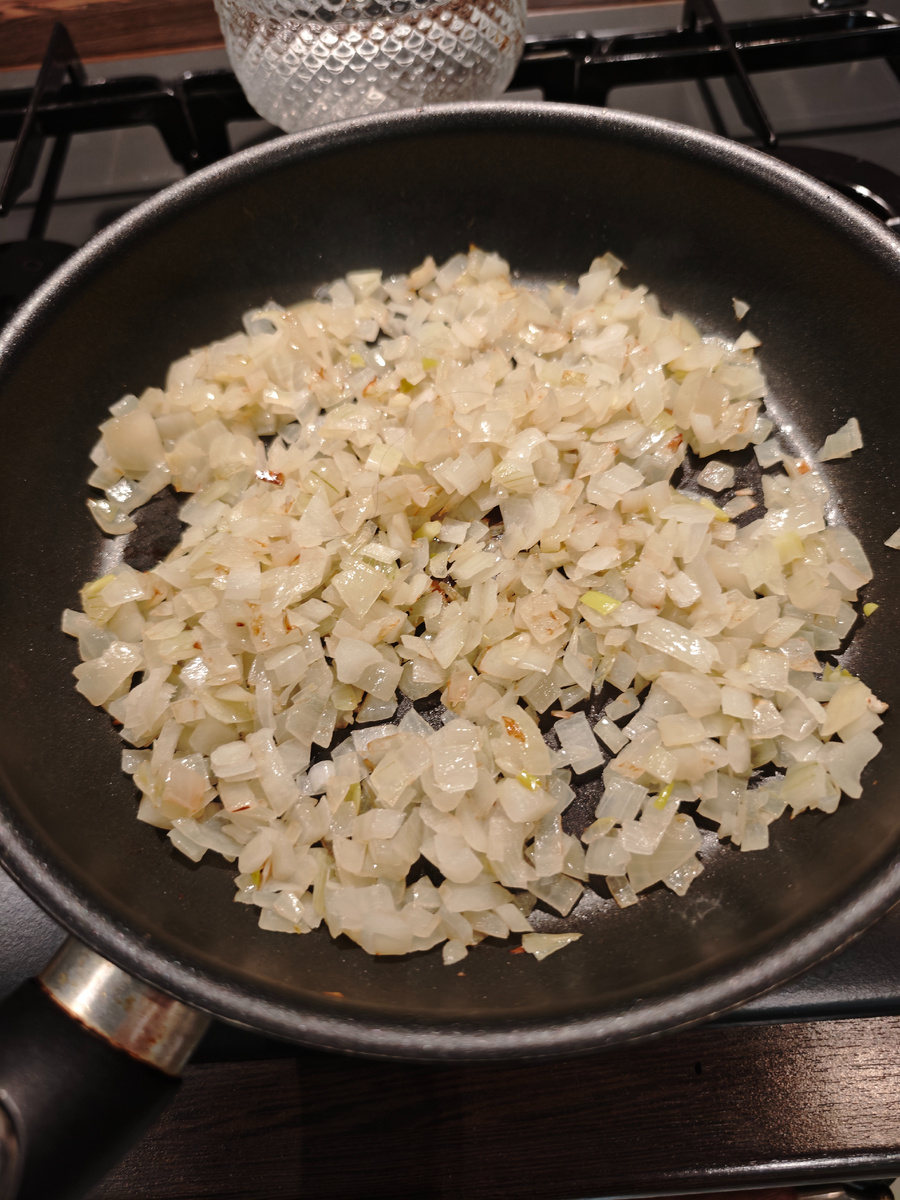 Лук нарезаем кубиком и обжариваем до золотистости на растительном масле