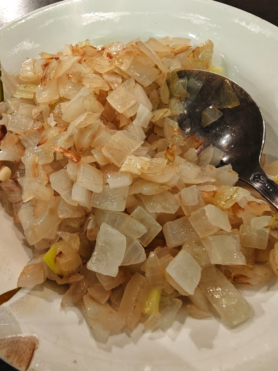 Лук перекладываем в тарелку