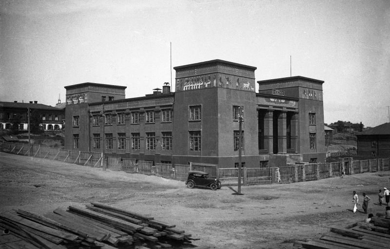 Вид здания музея с застройкой, 1940-е годы © Public domain