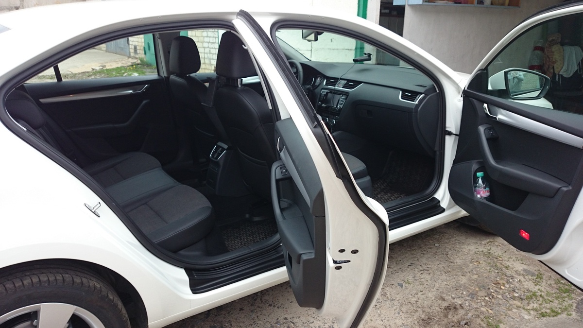 1. Преимущества автомобиля Главный плюс этой Octavia — ощущение, что ты купил не просто «гольф-класс», а почти машину классом выше. Салон просторный, задний ряд удобный, багажник реально огромный, а кузов лифтбек делает автомобиль очень удобным в быту: коляска, сумки, коробки, инструмент, поездки на дачу — все это A7 переваривает легко. В отзывах владельцев Octavia A7 регулярно хвалят именно за простор салона, объем багажника, качество материалов, управляемость и адекватную стоимость обслуживания; отдельно встречаются оценки вроде «отличный автомобиль для семьи» и «лучший вариант цена-качество». Еще один жирный плюс — сама философия этой версии. Связка 1.6 MPI + обычный автомат покупается не ради драйва, а ради спокойной эксплуатации. Это тот случай, когда человек сознательно берет не самую быструю модификацию, зато более понятную и предсказуемую. И если машина в хорошей комплектации, она ощущается очень приятно: подогревы, климат, мультируль, круиз, нормальная мультимедиа — все это делает Octavia действительно комфортным семейным автомобилем, а не просто «служебной повозкой».