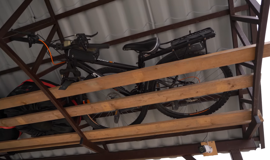 Кстати, Иван прекрасно ездит на велике, пределал его под себя. 