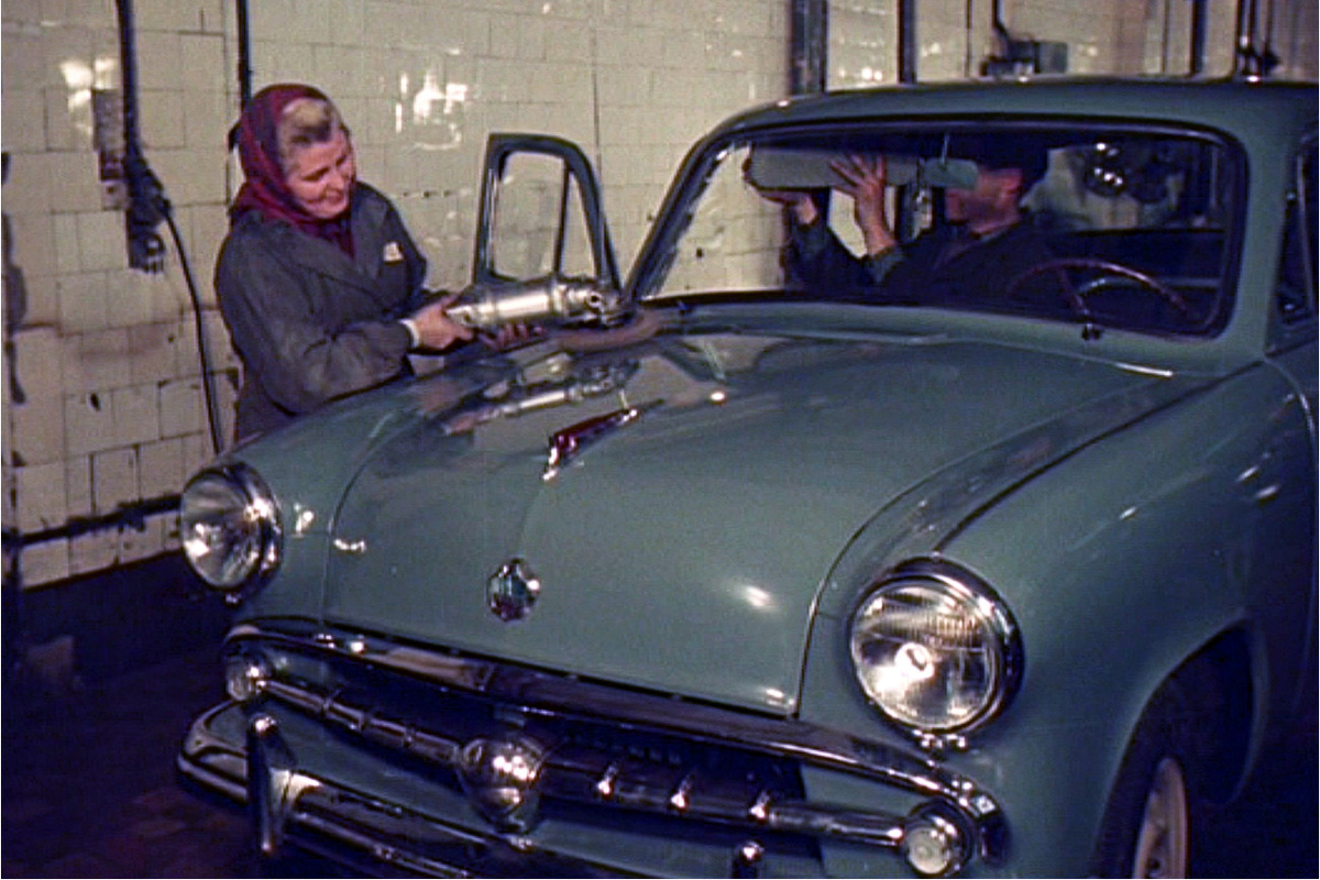 Полировщица МЗМА Мария Савина наводит финальный лоск на свежесобранный «Москвич-402», фотография 1956 года