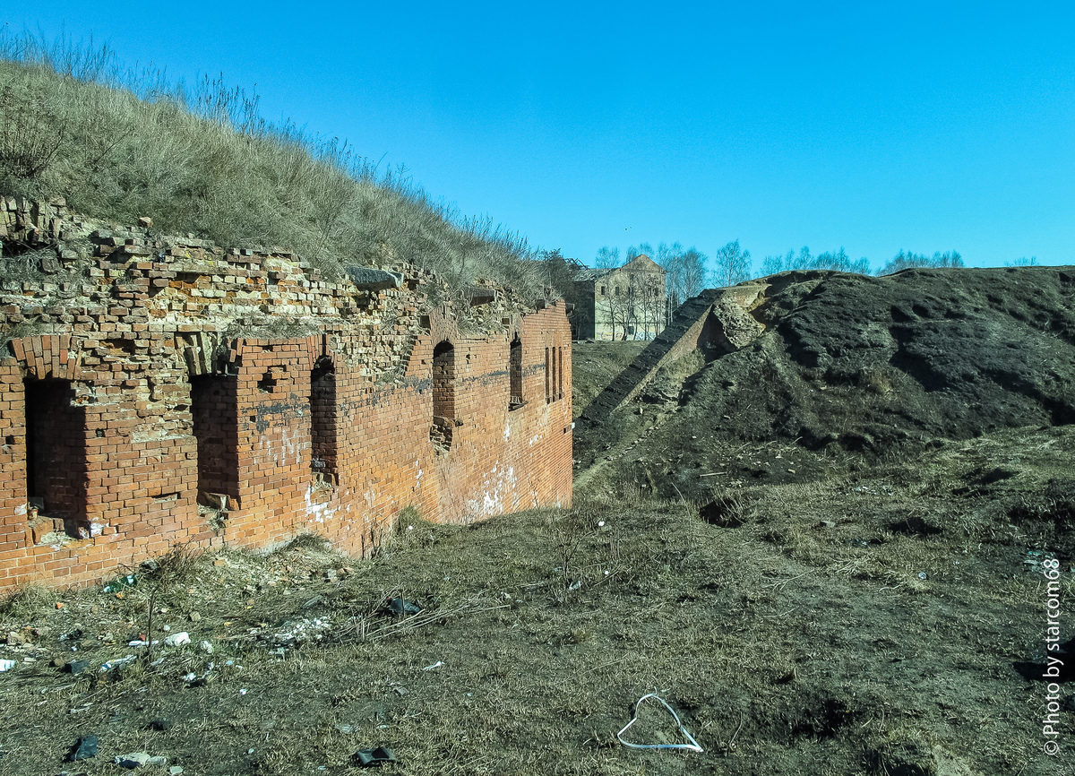 Вид с запада на правый редюит (редут) 5-го полигона. На дальнем плане вал равелина с подпорной стеной и казарма