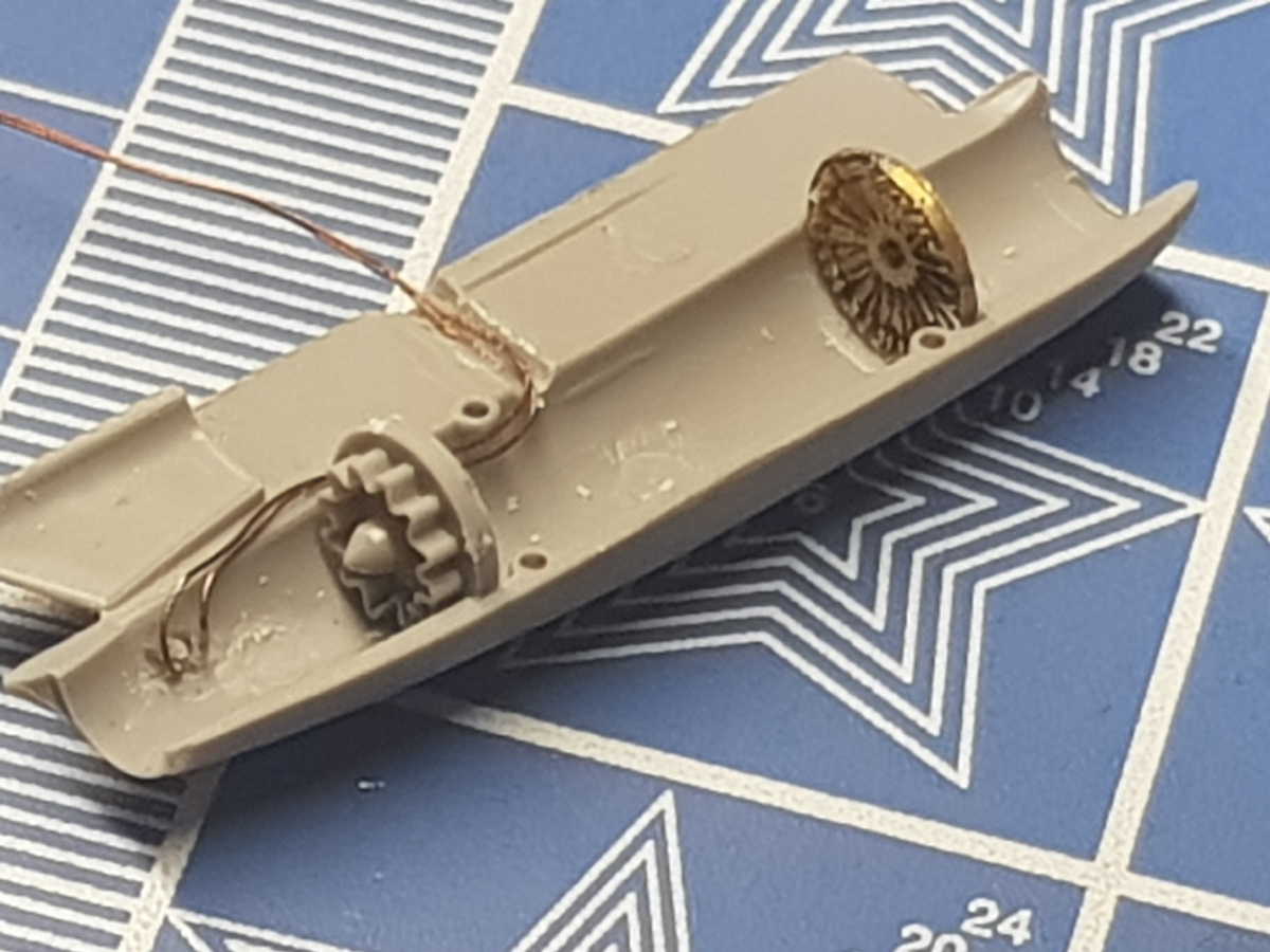 Установка в мотогондолу деталей перед склейкой