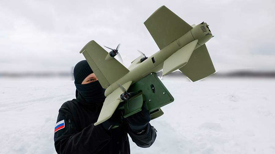Снаряженный дрон "Елка" в руках оператора