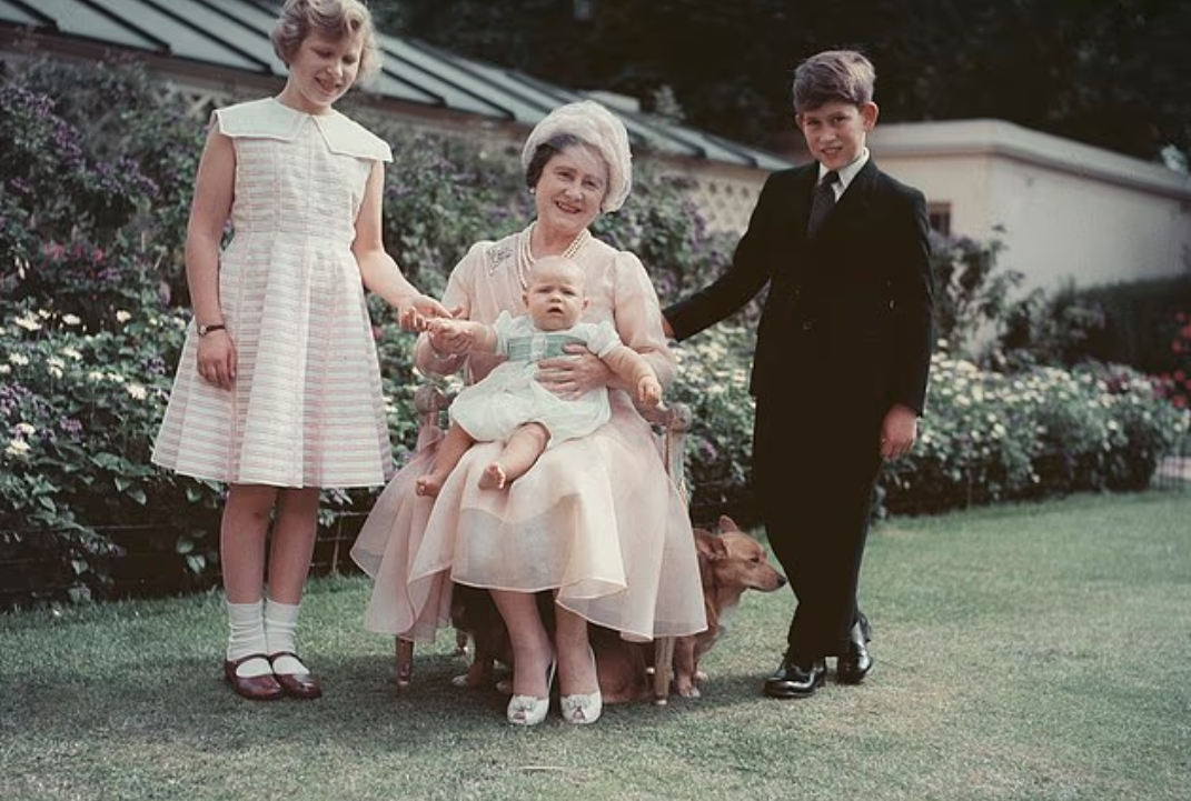 Королева-мать с Чарльзом, Анной и Эндрю в 1960 году. Предполагается, что королевская принцесса все еще поддерживает контакт со своим младшим братом и по-прежнему беспокоится о его благополучии.