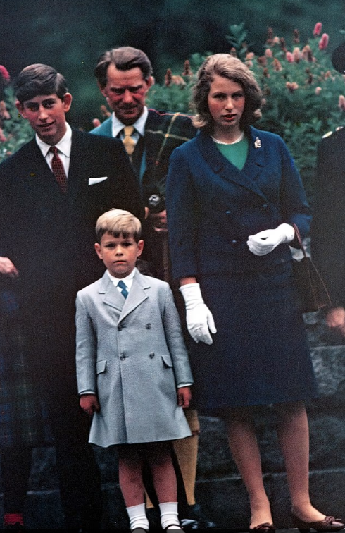 В юности у пары была уникальная тесная связь: по словам королевской писательницы Ингрид Сьюард, Энн взяла на себя роль любящей «суррогатной матери» для Эндрю.