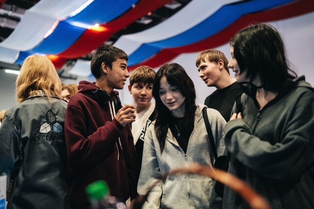 Тверские студенты поразили всех, наладив на ярмарке вакансий выпуск значков