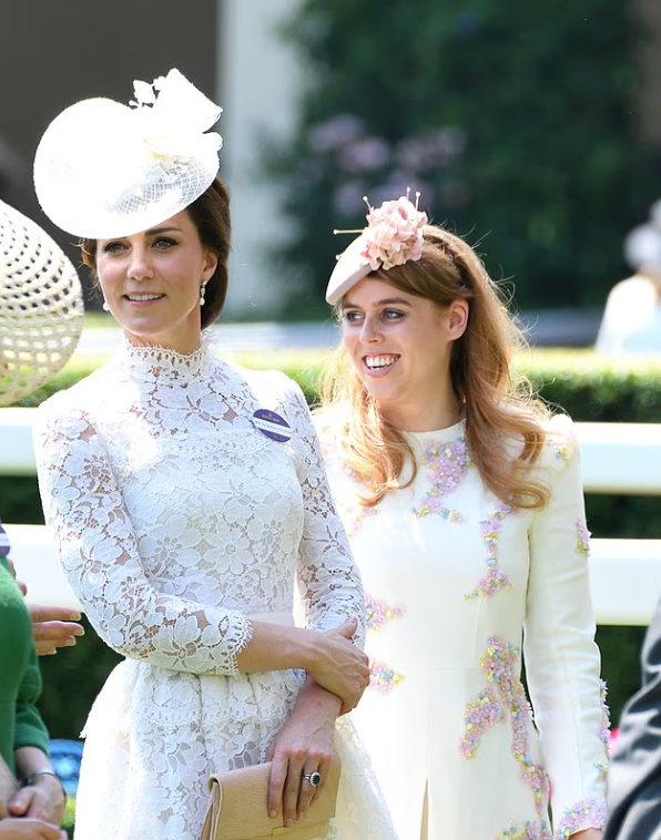 История поднятия бровей со стороны покойной королевы, вероятно, расстроила Кейт, чей муж, как предполагается, также дистанцировался от Йорков. Кейт и Беатрис на фото в 2017 году.