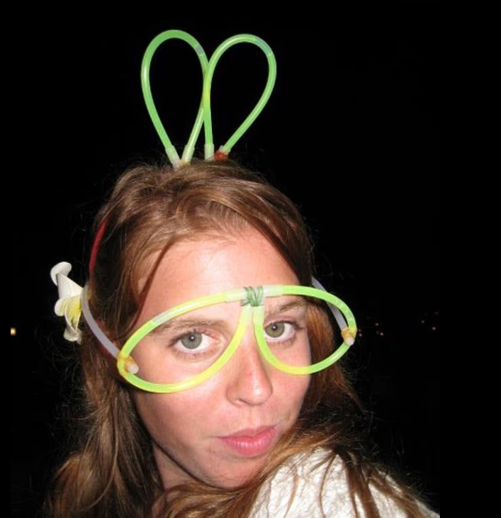 Возможно, неудивительно, что осторожная Екатерина, которая однажды станет королевой, может держаться на расстоянии от королевского дикого ребенка, который в нулевых попал в заголовки газет благодаря множеству бойфрендов и шумных вечеринок. На фото, когда она была моложе в Таиланде.