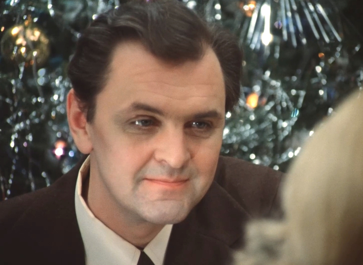 Кадр из кинофильма "Ирония судьбы, или С легким паром!", 1975 г., режиссер Эльдар Рязанов, сценаристы Эмиль Брагинский, Эльдар Рязанов, композитор Микаэл Таривердиев (скриншот)