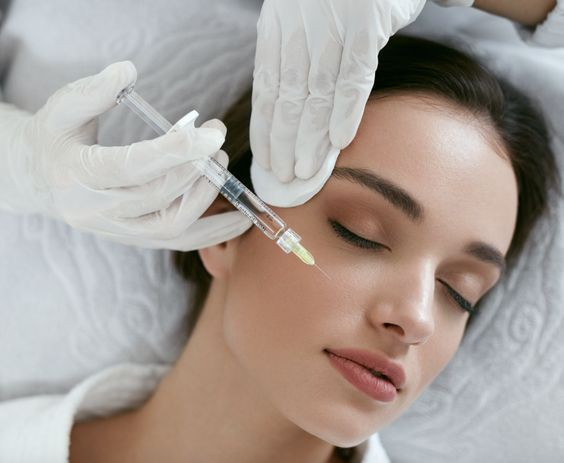 Размер молекулы гиалуроновой кислоты определяет, как препарат работает: высокомолекулярная создаёт объём на поверхности, низкомолекулярная — проникает глубоко и восстанавливает кожу изнутри.