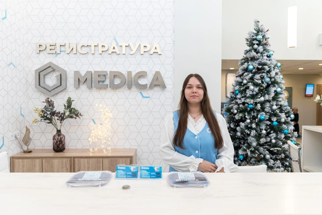 Просторный холл MEDICA — настоящее арт-пространство. Тёплые древесные фактуры, мягкий свет, атмосфера респектабельности и уюта. Новогодняя ёлка задаёт настроение уже с порога. Приветливый администратор в фирменной форме встречает гостей, помогает с записью и отвечает на любые вопросы. Доброжелательность — кредо клиники.

Источник: Мария Ленц