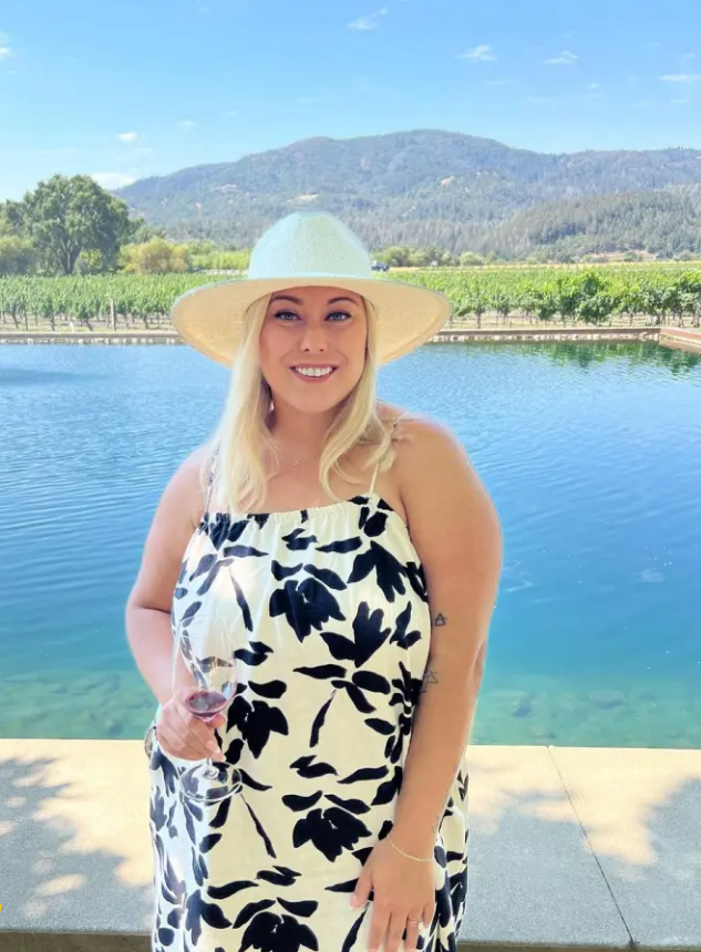 Ким и Eminem удочерили Алайну. Её биологической матерью была сестра-близнец Ким — Дон, которая умерла в 2016 году от передозировки наркотиков.