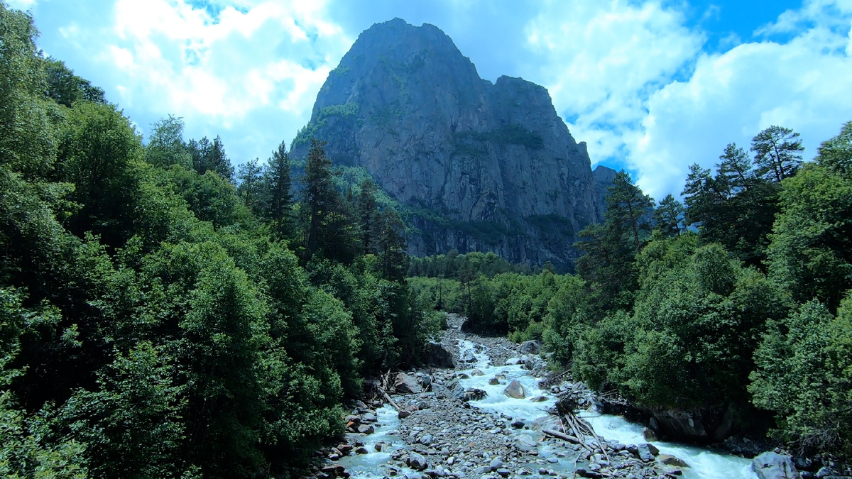 Фото-2. Гора Монах: величественный страж Цейского ущелья, разделённый рекой Цейдон